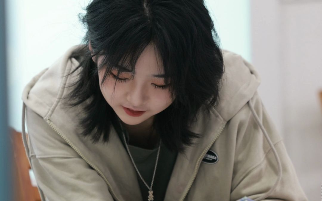 Zhou Tong Yue was dragged to a girl group meeting and met a cute dog.