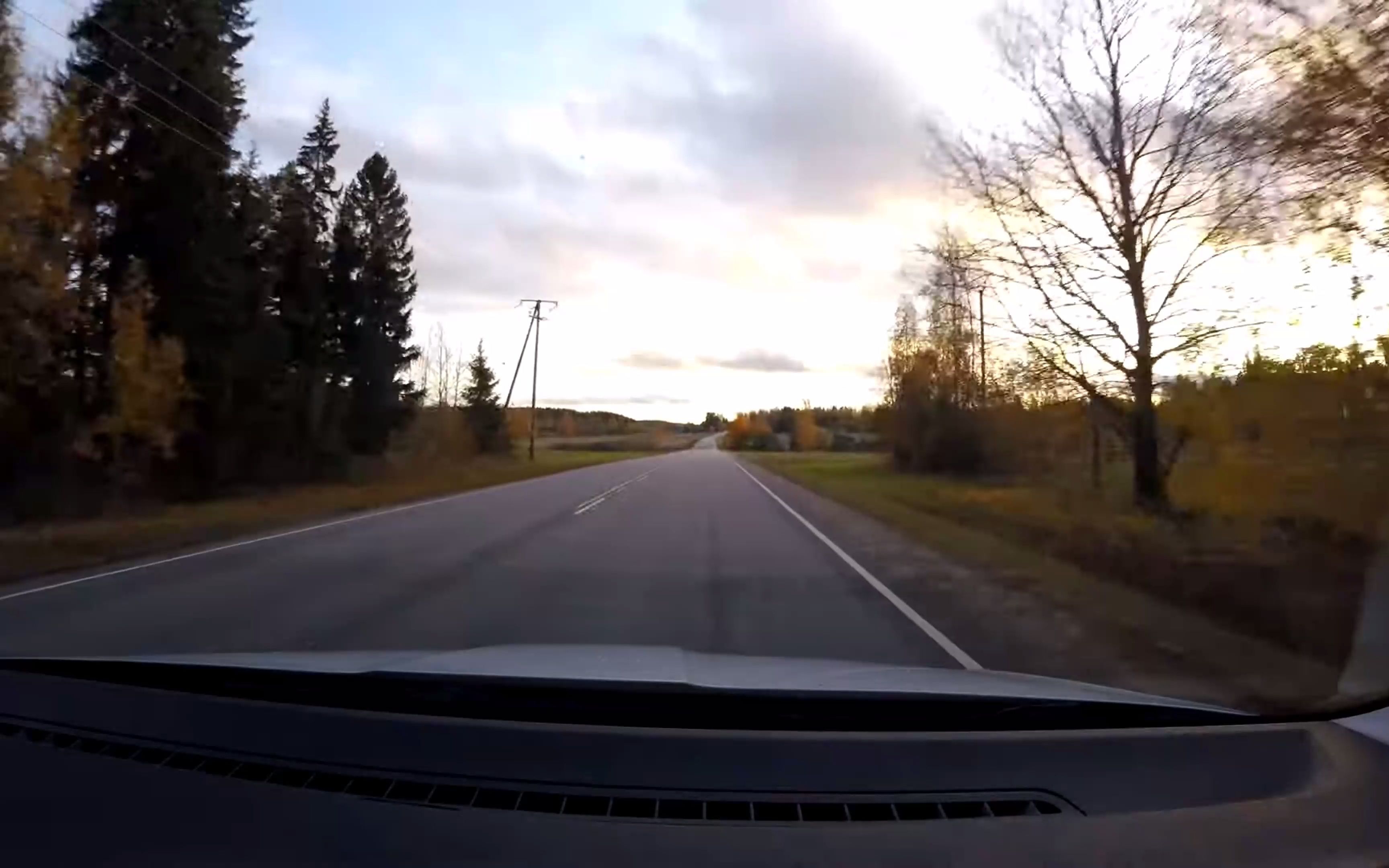 行驶在芬兰秋季日落时分的公路上（POV行车记录）