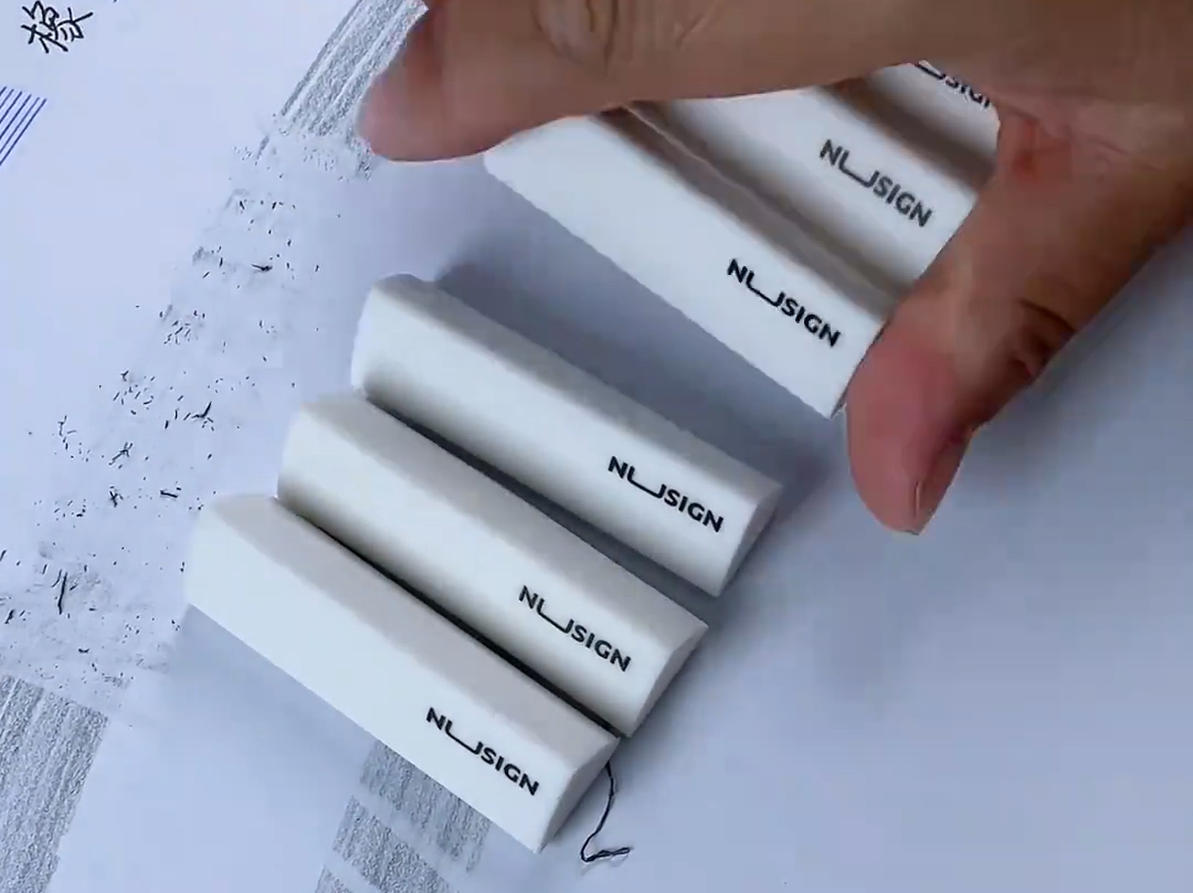 得力纽赛系列的三角橡皮像铅笔一样好抓握，不仅擦的干干净，还可以擦字成线，特别好打理！