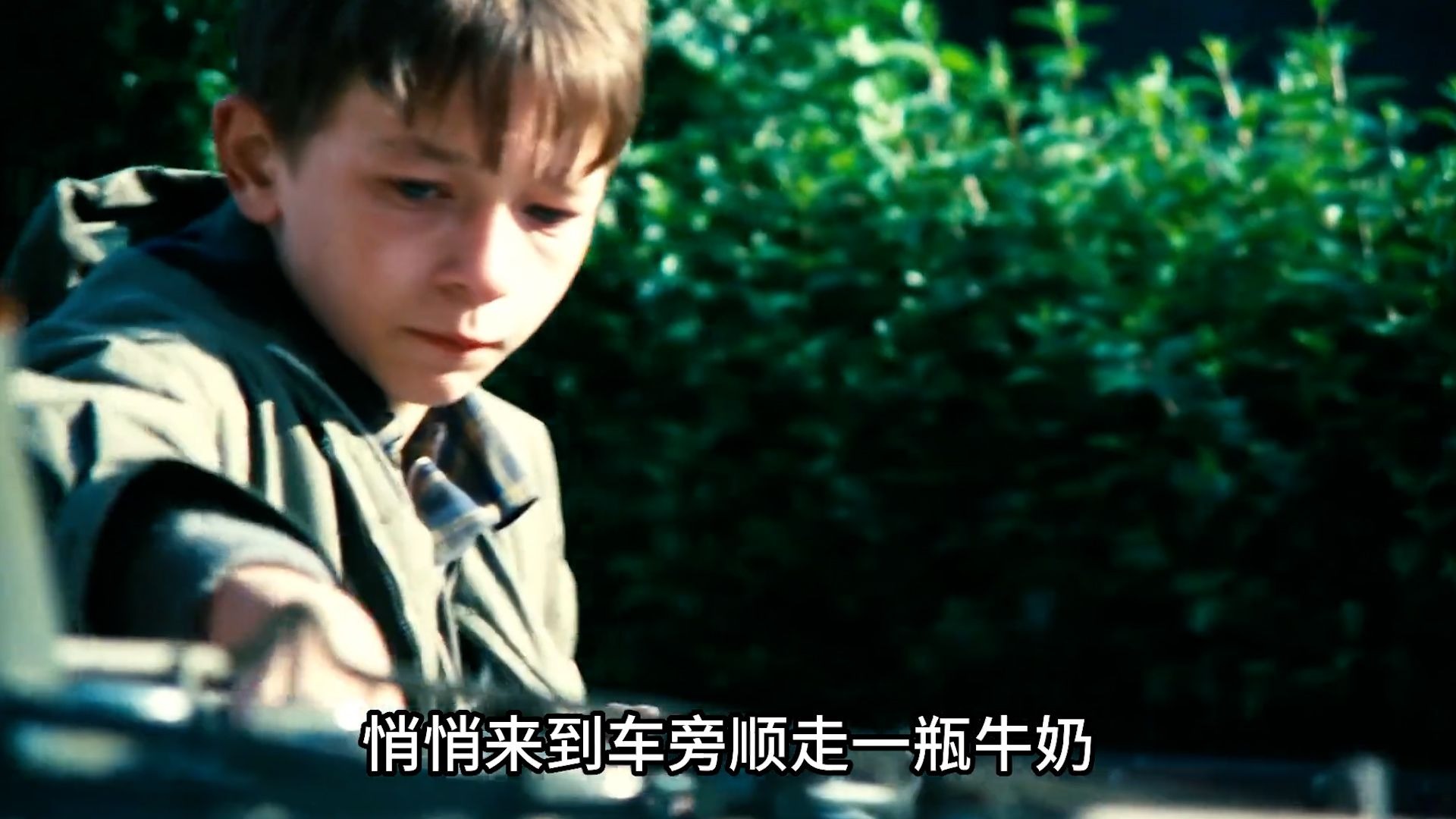 他趁着送奶工离开，悄悄的来到车旁顺走一瓶牛奶《小孩与鹰》