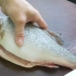 国庆鲈鱼有新吃法，切一切5分钟出锅，鱼肉雪白油嫩，漂亮又好吃