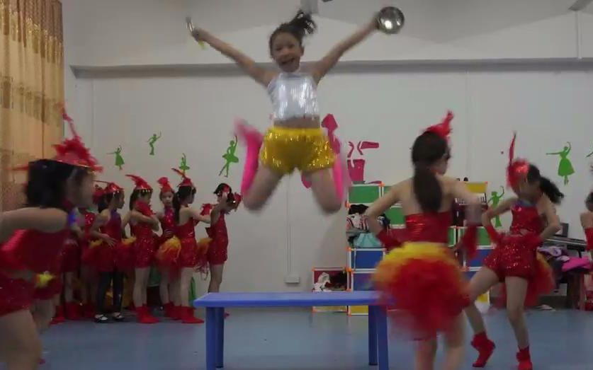 小学女生们表演《宝宝和大公鸡》之舞蹈