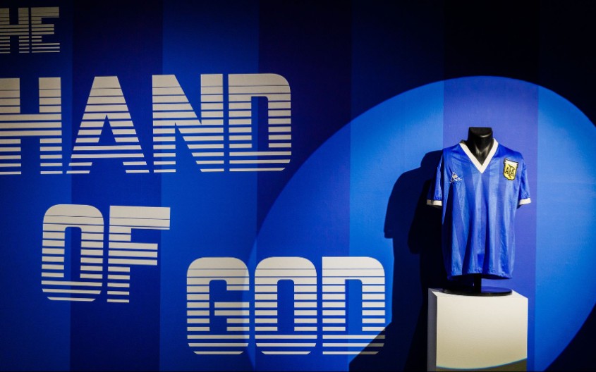 马拉多纳落场球衣拍出6000万天价，成史上最贵足球球衣！