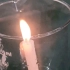 在水中燃烧的蜡烛
