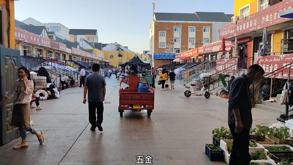 一个人床车自驾新疆西藏中国最西北的县城哈巴河独特的生活方式晚上