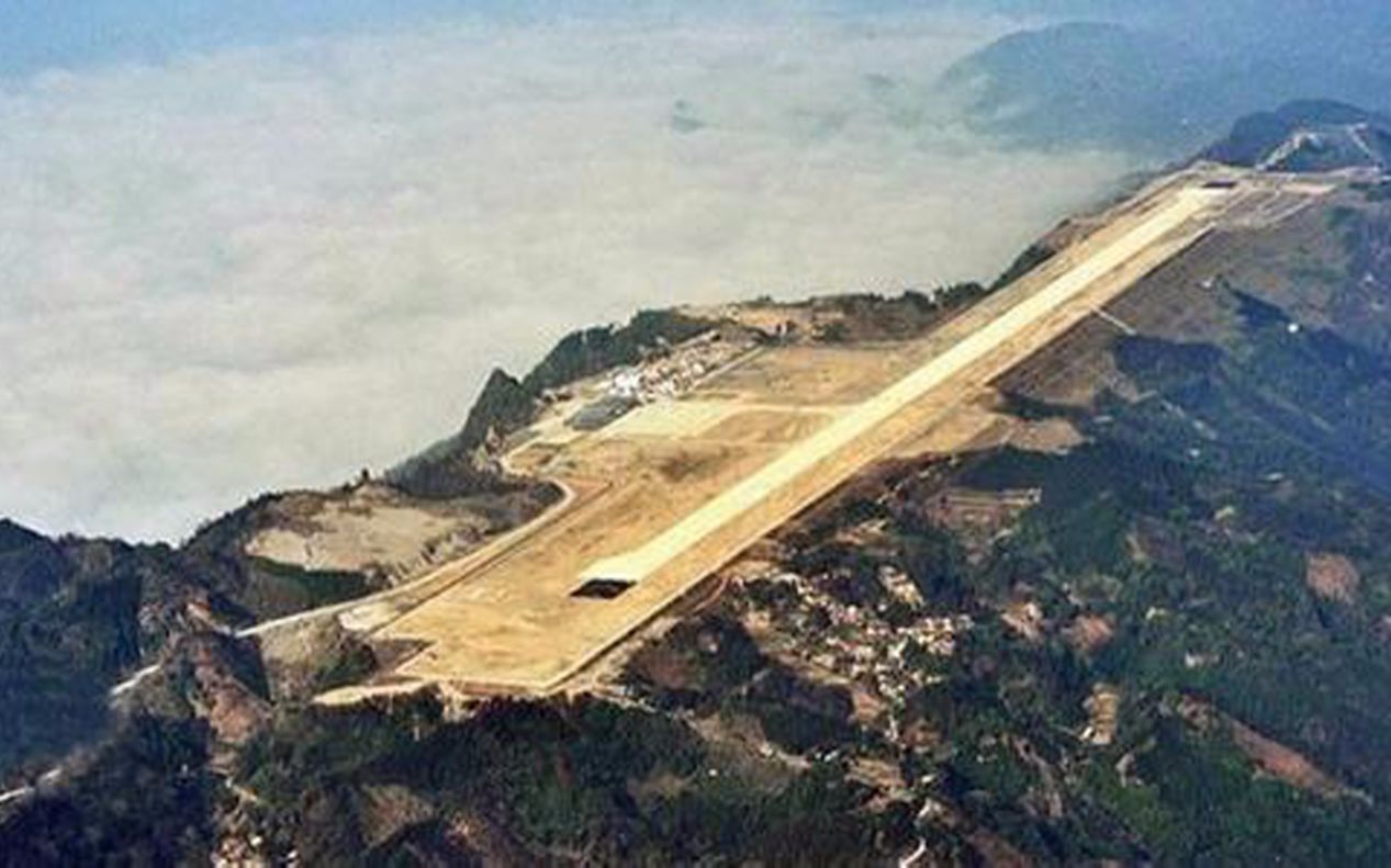 世上最危险机场,类似于航母,两侧是悬崖