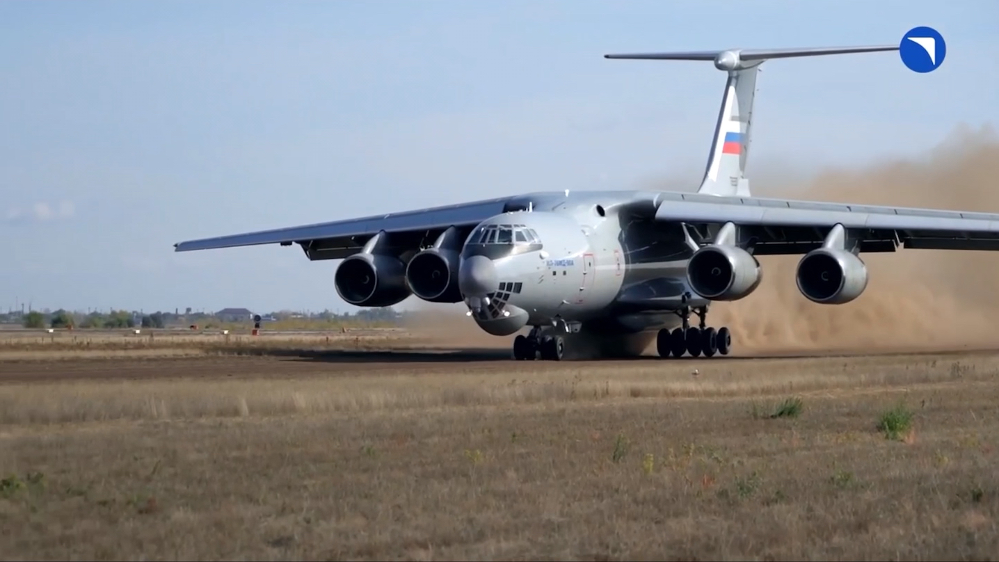 俄罗斯伊尔-76MD-90A运输机首次在未经铺设的跑道上成功起降