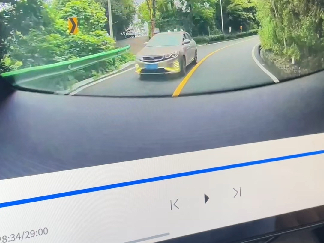 开小鹏汽车路上被撞了，行车记录仪太模糊拍不清对方车牌这么多摄像头，宣传智能为主，连基础记录作用都做不好。