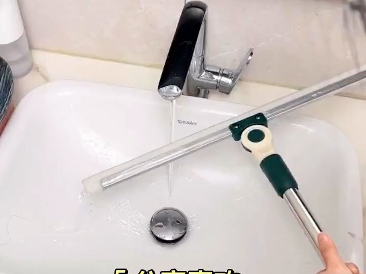 颠覆你认知的魔术扫把，除了扫干垃圾特别干净之外，扫水刮玻璃都非常的好用哦！