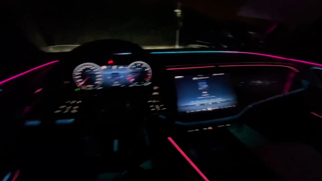 24款奔驰E300L“随音悦动”夜晚效果