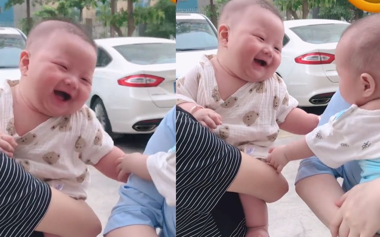 男宝宝看到女宝宝笑得合不拢嘴！拽着衣服哈喇子都要流下了：长大娶你当老婆