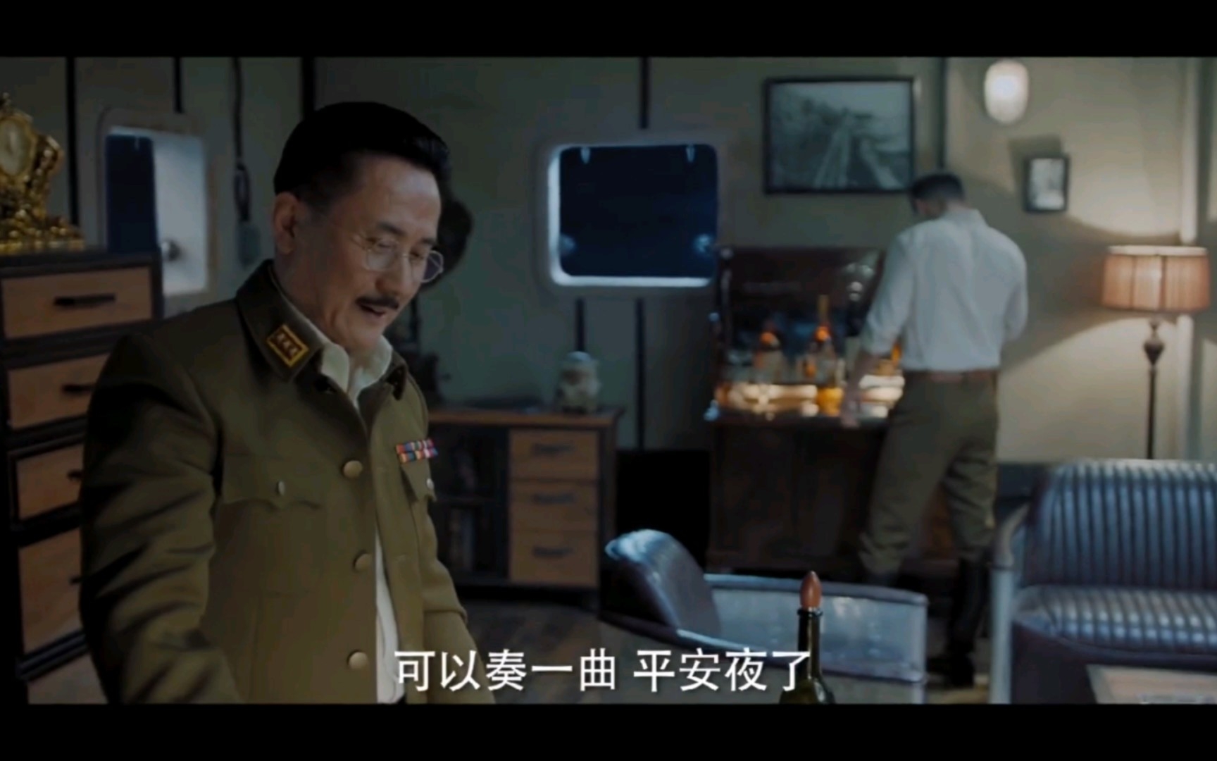 电视剧《风声—可惜啊,一套杯子正好八只,被吴大队捏碎了一只