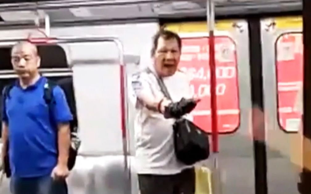 香港暴徒冲击地铁站，被几位大爷打了出去
