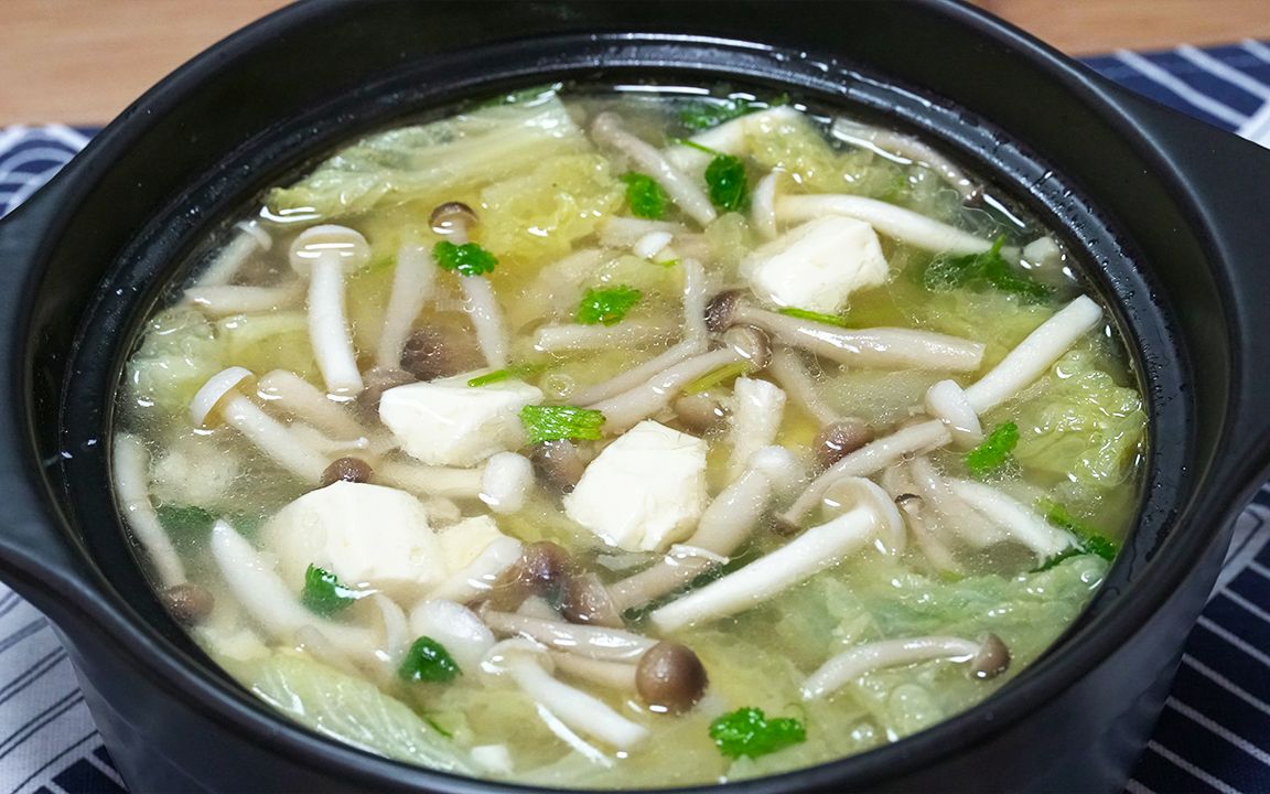 【白菜豆腐菌菇汤】冬天为家人做一道营养汤羹，暖心又暖胃，超好喝