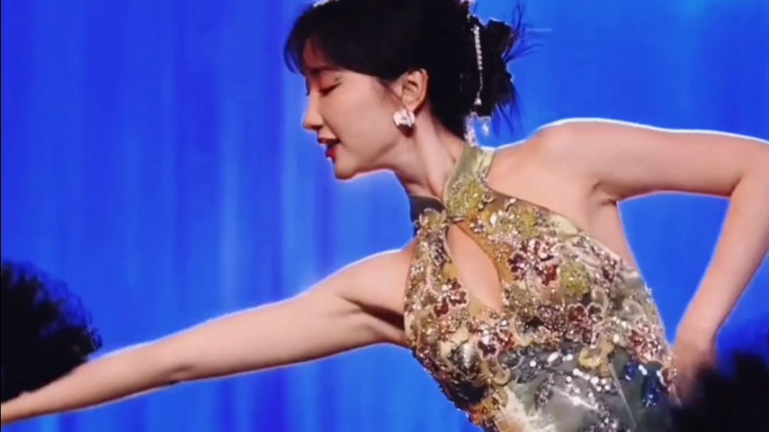 毛晓彤《初恋》舞台现场直拍