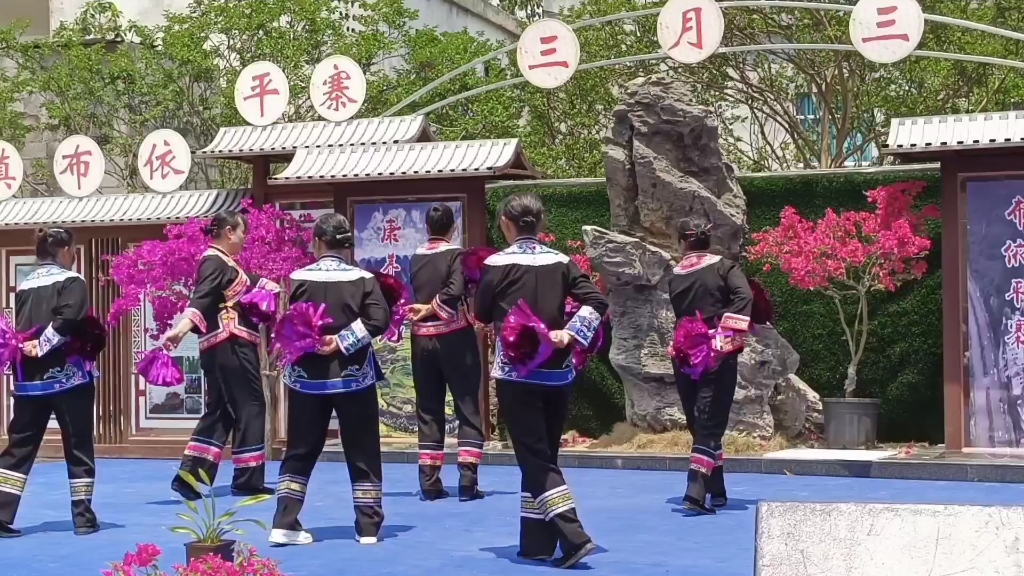 贵州少数民族布依族，她们的节日三月三，都打扮漂亮来跳舞了