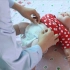 如何给宝宝换尿不湿？怎样防止侧漏？产科护士手把手教你动作要点