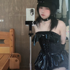 男孩子试穿小恶魔cos服