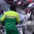 一个司机在街头随手乱扔垃圾，被路边清洁工人看到后，场面瞬间无法控制