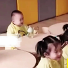 萌娃在幼儿园看动画片，开心到飞起，建议给他报个补课班