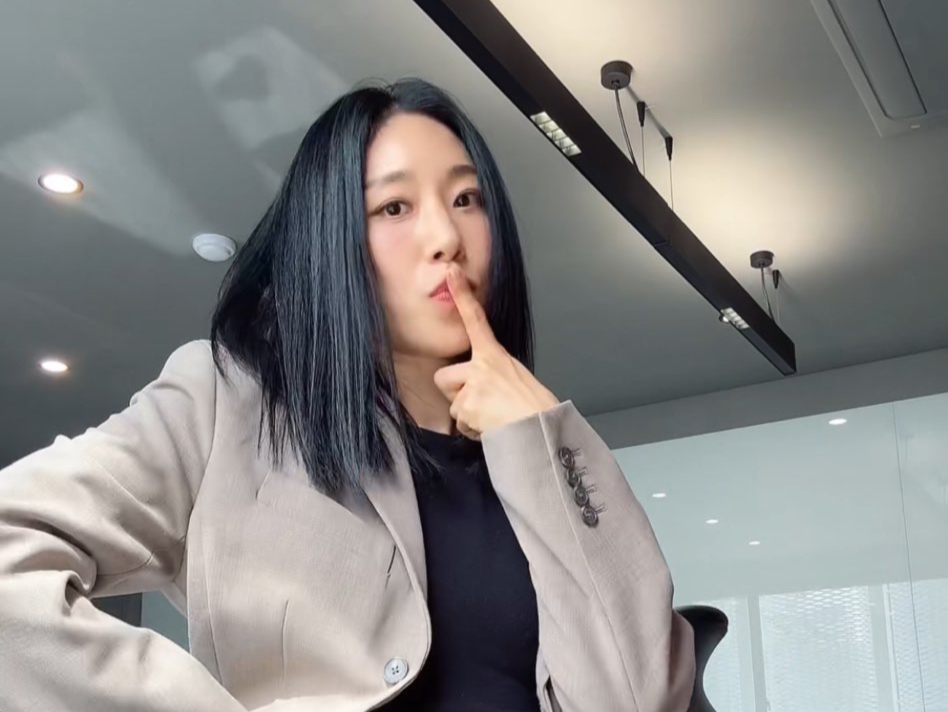 Lia Kim｜CEO在办公室给你跳Magnetic……甚至还是西装版ver.