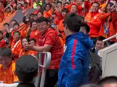 山东泰山球迷：“上海只有申花队！”