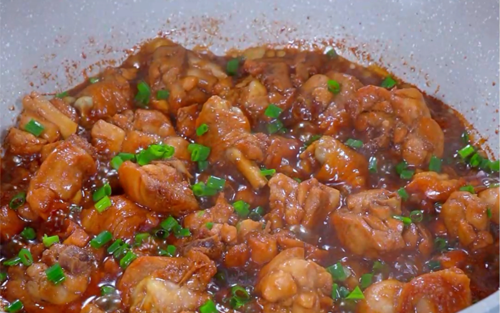 我认为鸡肉最简单最好吃的做法就是这个葱油焖鸡，好吃又下饭~#葱油焖鸡 #每天分享做菜