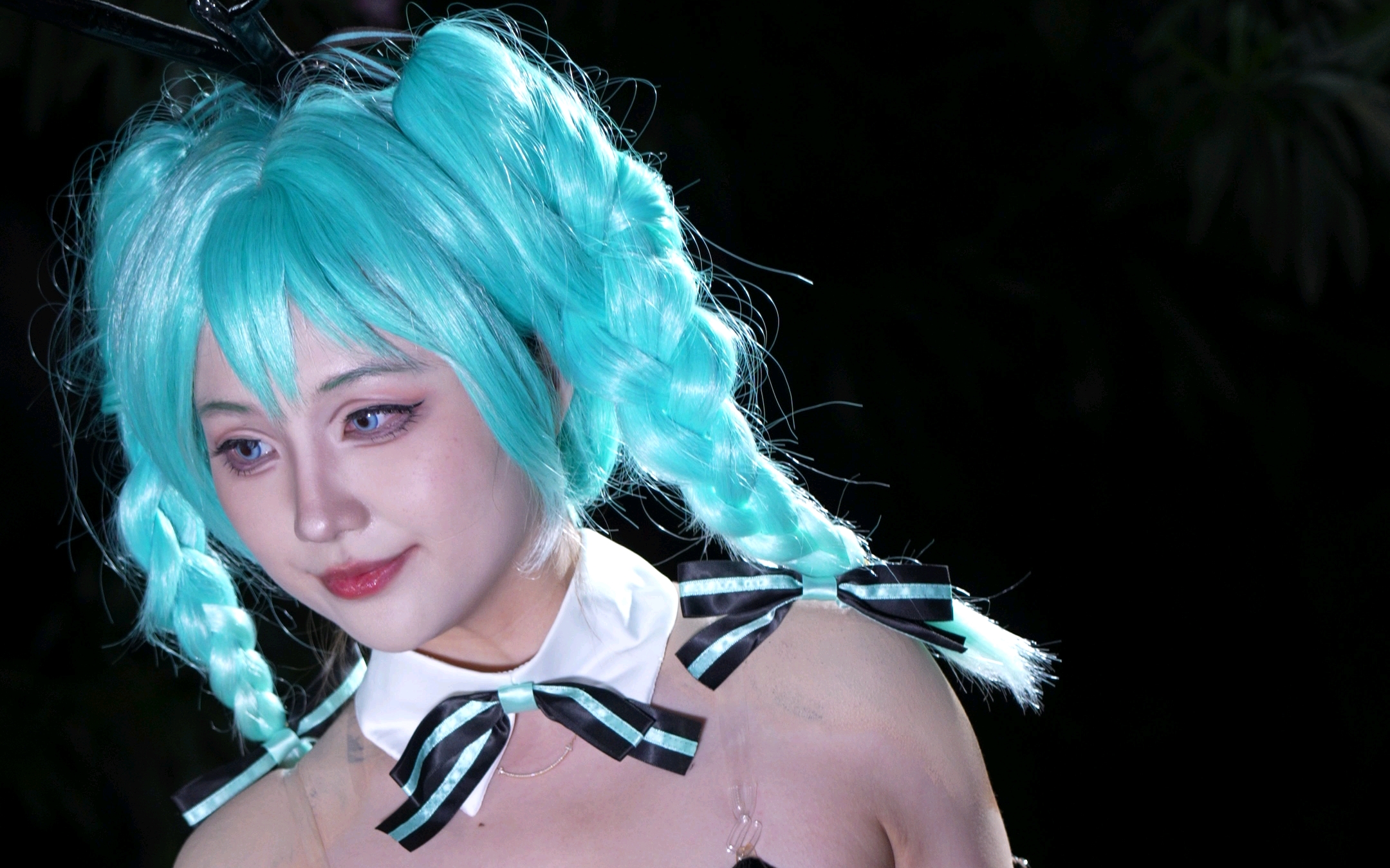 [Hatsune Bunny Girl cos] - Double ponytails with twisted braids, patent leather tights and fishnet stockings are sexy and cute.