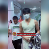 杨洋最新无袖紧身针织背心穿搭，这身材好绝