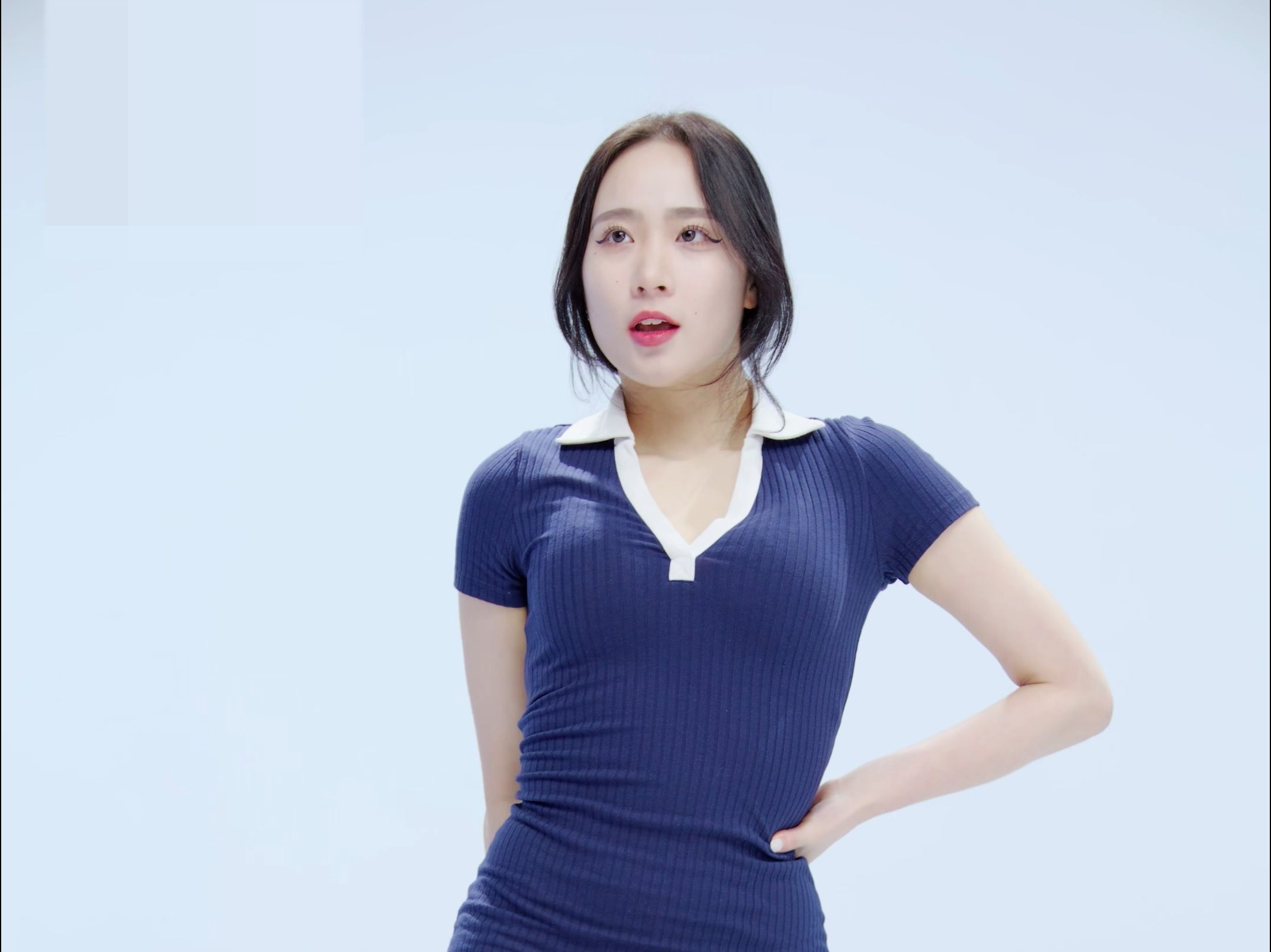 郑仁 excause me 蓝连衣裙