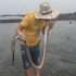 玉平在海边邂逅美女后，捡到一条八九斤的巨鳗，这赶海运气绝佳