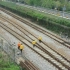 铁路工人进行轨道检修作业。