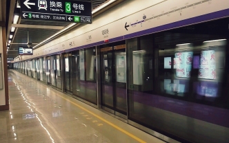 南京地铁4号线未开通鸡鸣寺站列车进站出站