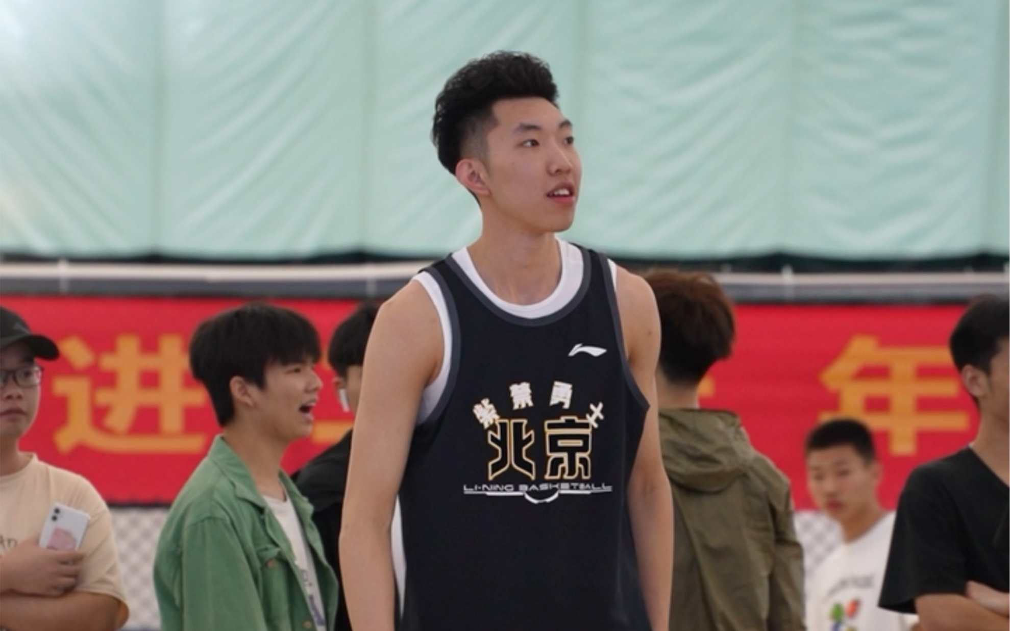 廖三宁和粉丝打篮球