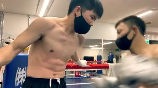 拳击手运动员腹肌抗击打训练，体育生腹肌忍耐力抗打