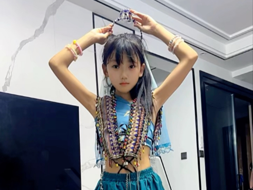 捣鼓到了凌晨12点，剪了我两件衣服，捣鼓出来这样的造型让我欣赏，你们说我该如何评价？
