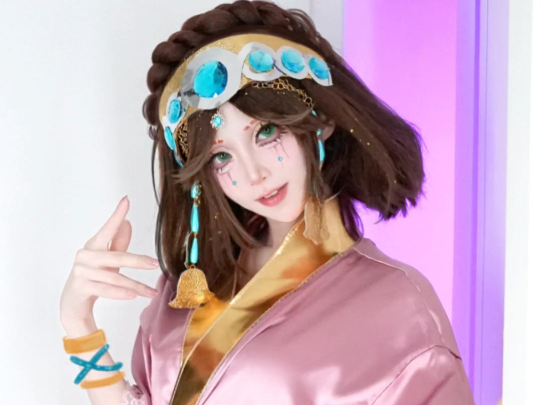 Dancer cos Fifth Person