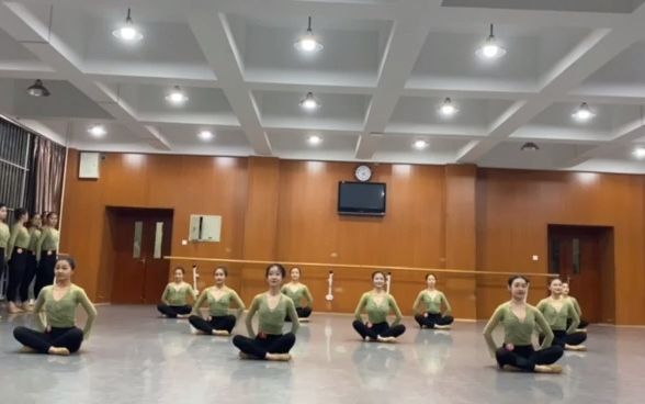 宁夏大学2019级舞蹈表演专业女二班——【古典舞身韵提沉组合】1