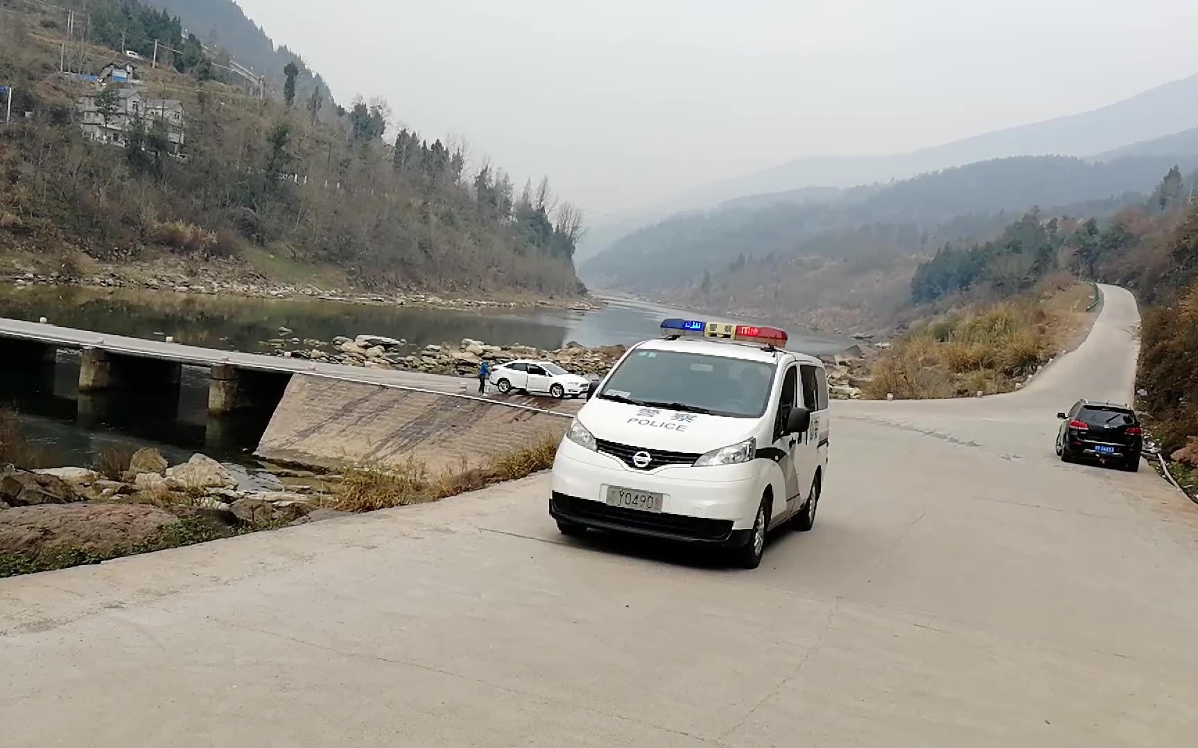 来自警车警报器的新年问候!巴中市南江县下两镇派出所紧急出警!