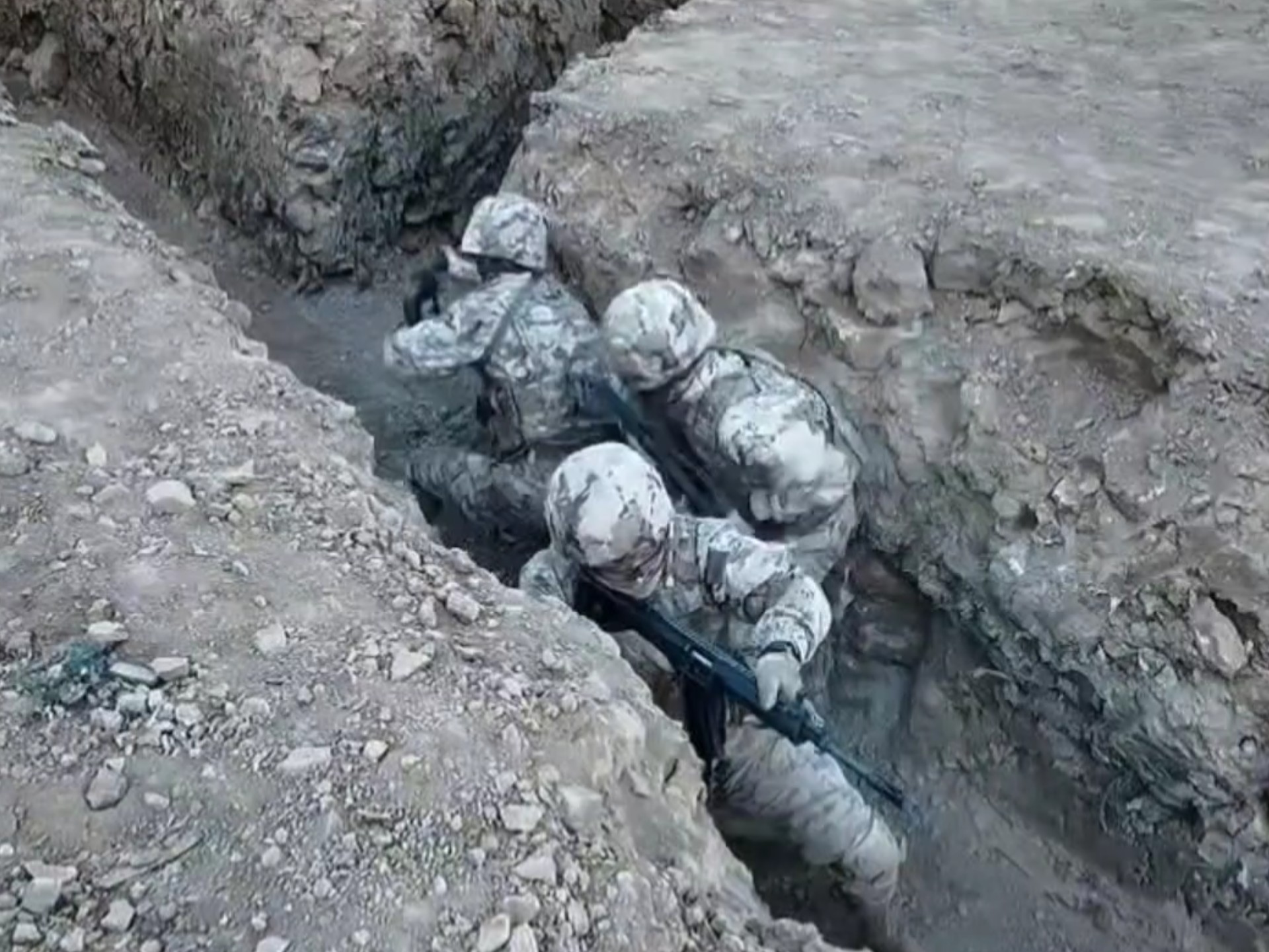 吸取俄乌战场经验，苦练战壕攻防，三三制