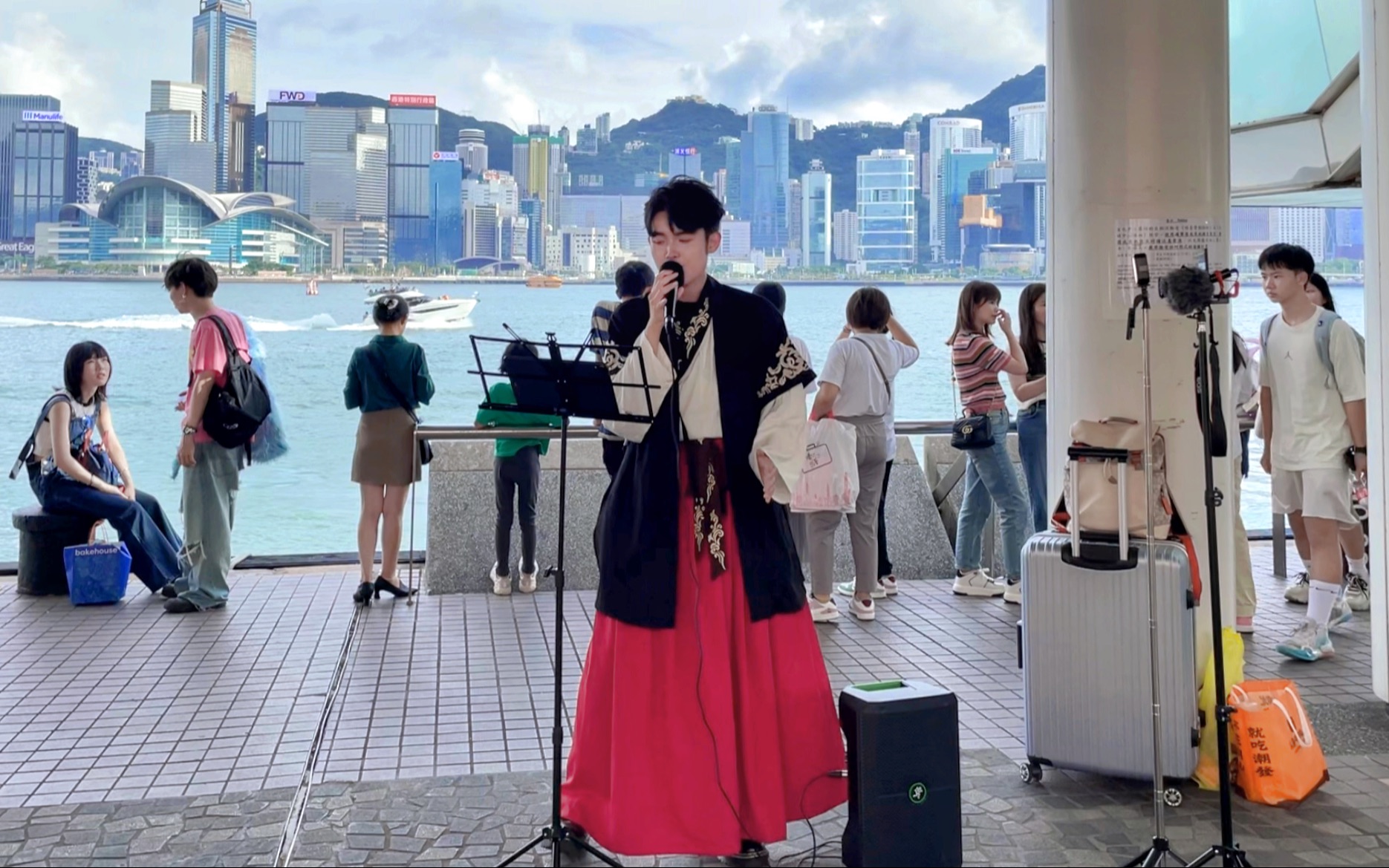 在香港穿汉服街唱《琵琶行》！戏腔引众人观赏