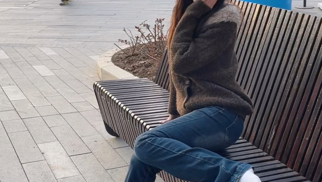 街拍遇到一个不穿鞋的小姐姐