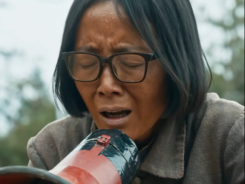 暴雨里推考车，办公室砸文件！大山女娃的反哺太燃了