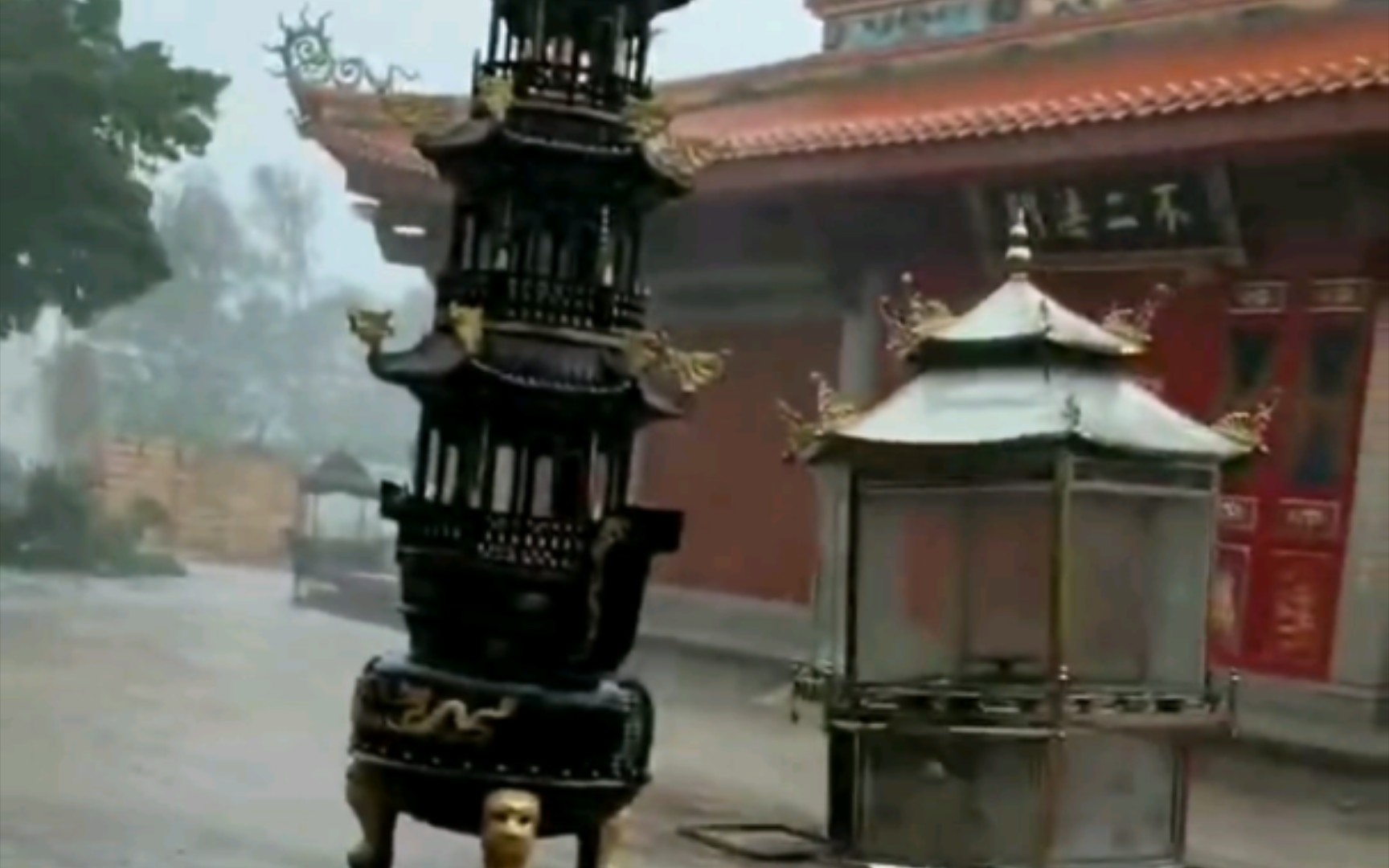 台风“杜苏芮”从庙前经过，一点都不给菩萨面子😂