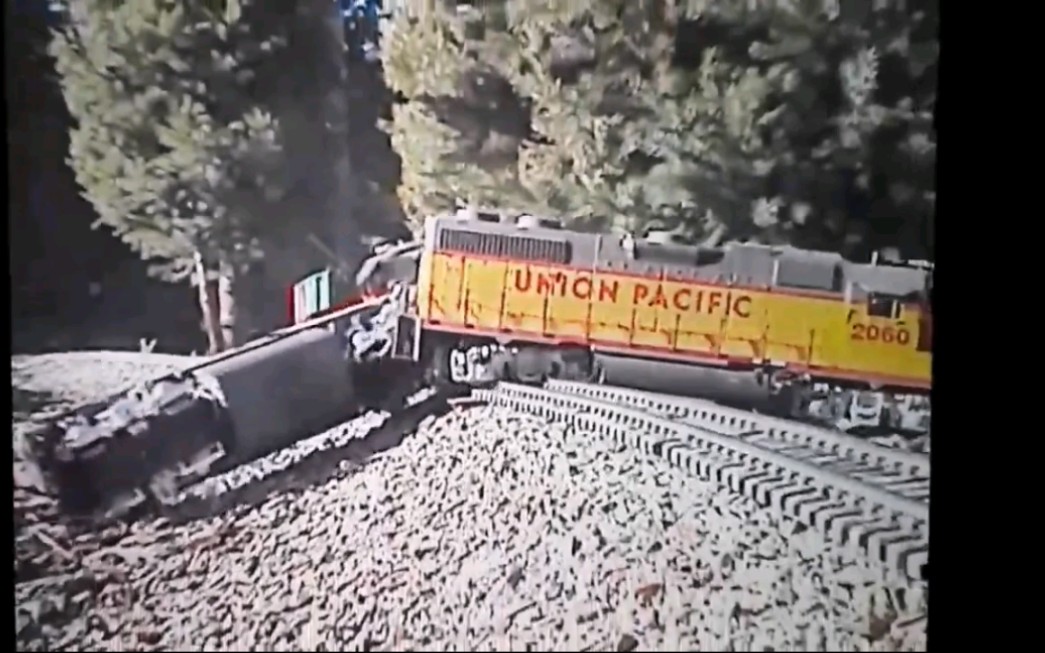 模型模拟火车事故的视频更新了！这次玩的比上次大多了！