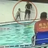 只因碰了教练一下，6岁自闭症男孩被狠狠扔向泳池