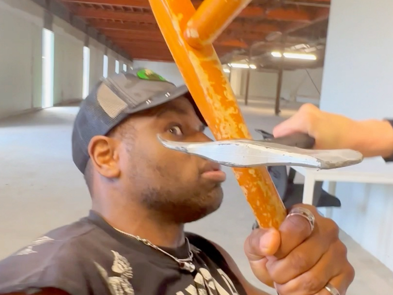 Weapons Fight! Tomahawk vs Tonfa