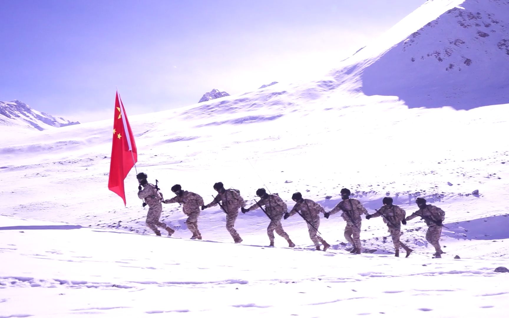 春节期间，边防官兵踏雪巡逻，用脚步丈量祖国的边防线