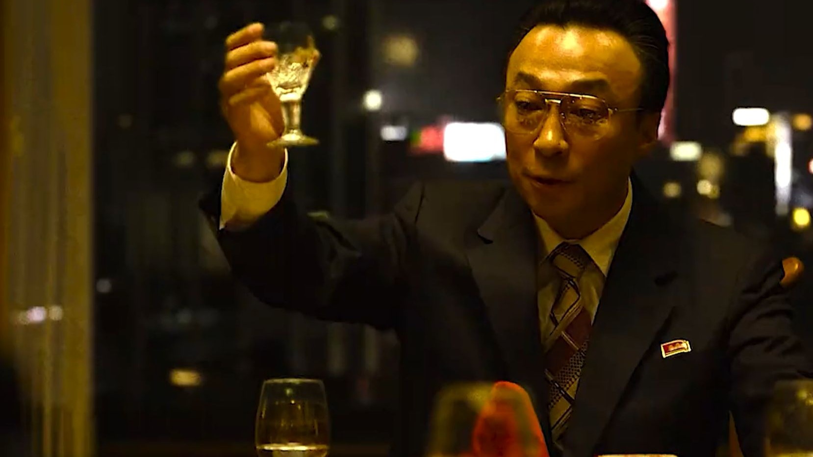 男人只是没接对方敬来的酒，就被对方用枪抵住了脑袋！《特工》