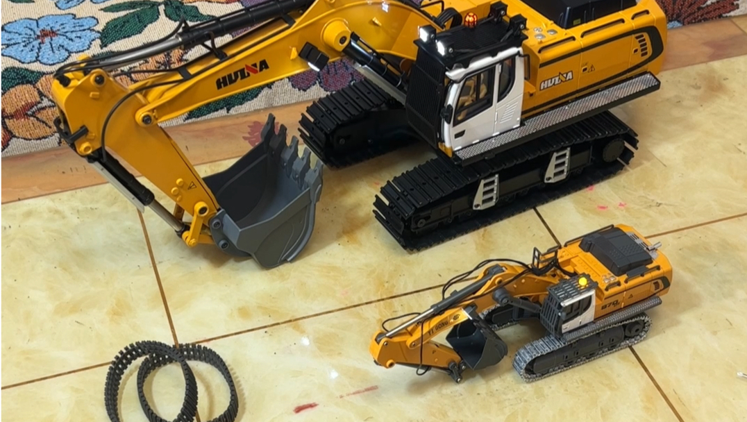 在某鱼看到亿工970遥控挖掘机玩具，1：50比例，才卖366元，比往期作品汇纳599挖掘机小很多，今天咱们看看这个~#遥控挖掘机#模型玩具#科技数码#益达原创